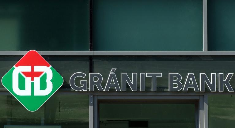 Ajándékcsomagot adott a Gránit Bank egy diáklánynak, különös oka van