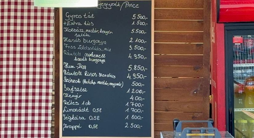Itt vannak az árak! Ennyibe kerül a sült kolbász, a pizza és a lángos a Hungaroringen