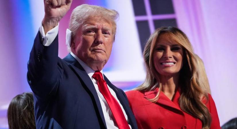 Melania Trump így puszilkodott Donald Trumppal: pirosban ragyogott férje oldalán