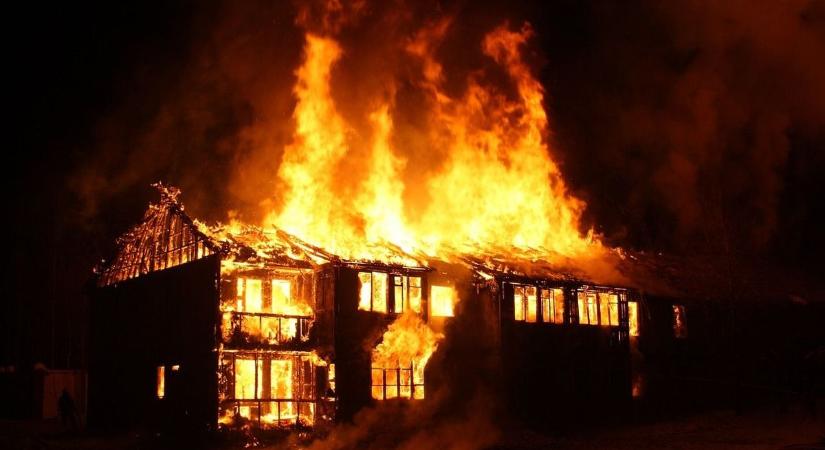 Tűz ütött ki egy hotel melléképületében Mátraszentimrén, nógrádi tűzoltók fékezték meg a lángokat