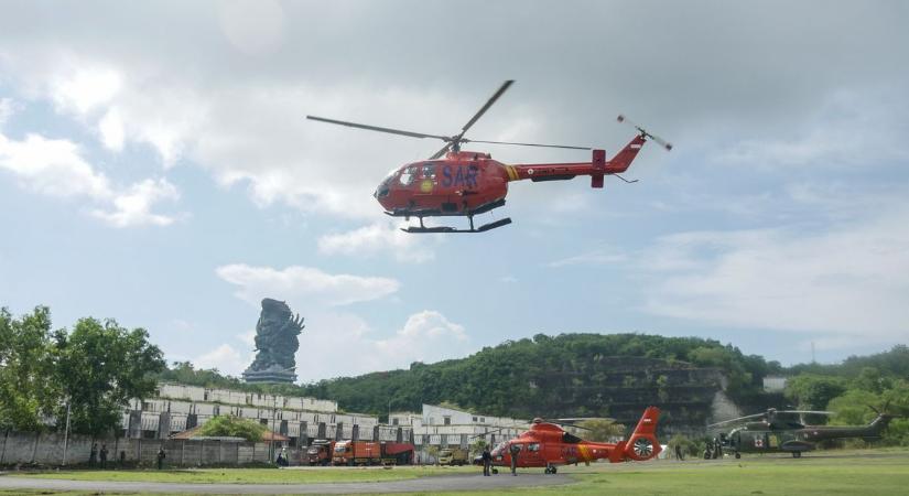 Elképesztő videón a turistákkal lezuhant helikopter