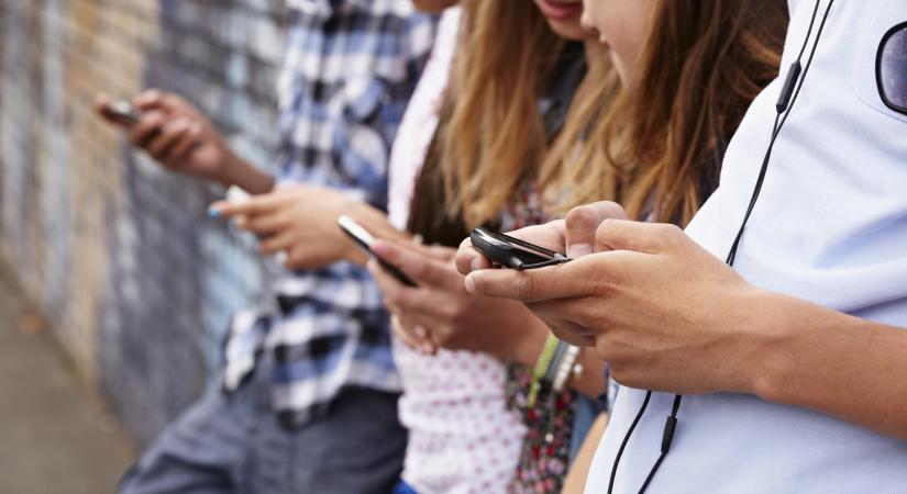 Jön a tiltás az iskolákban: mobiltelefon és okosóra is a listán