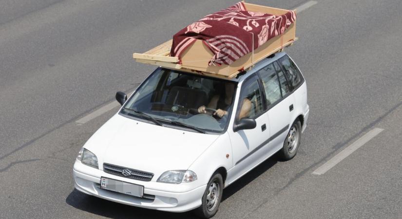 Hogy kerül egy ágy a kocsi tetejére? Megnéztük, miket visznek magukkal az emberek a Balatonra - fotók