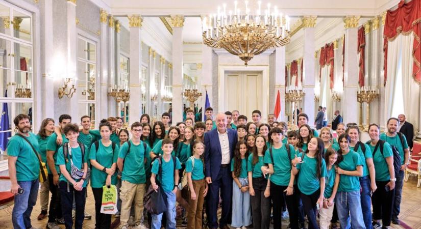 „Ti itt mindig otthon vagytok” – Izraeli magyar diákokat fogadott Sulyok Tamás
