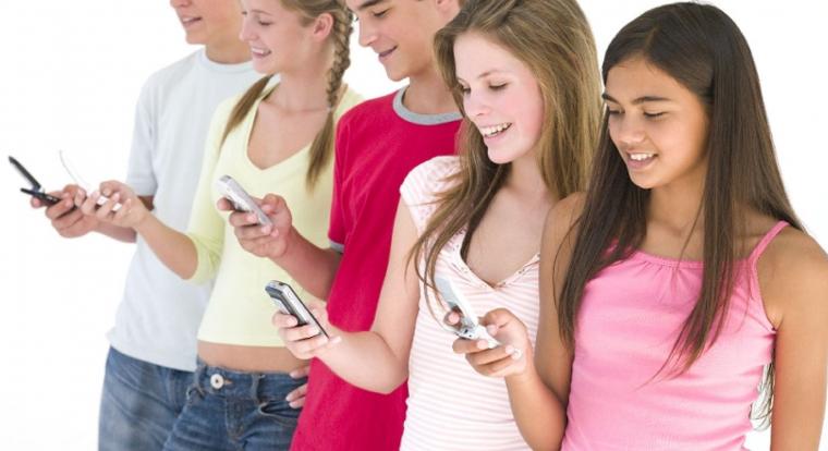 Megtiltaná a kormány a diákoknak a mobilhasználatot az iskolákban