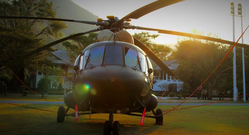 Borzalmas helikopter-baleset történt, egy sárkányrepülő zsinórja okozta a zuhanást