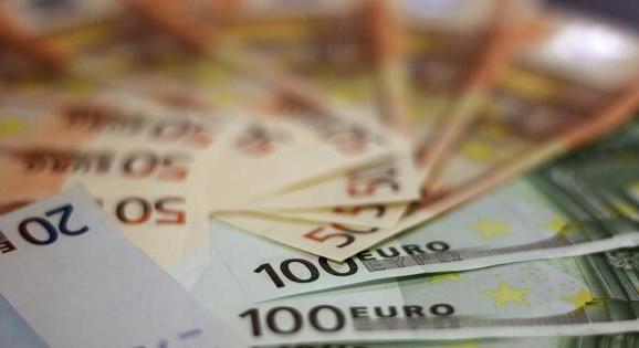 Kapott egy gyomrost az euró a forinttól