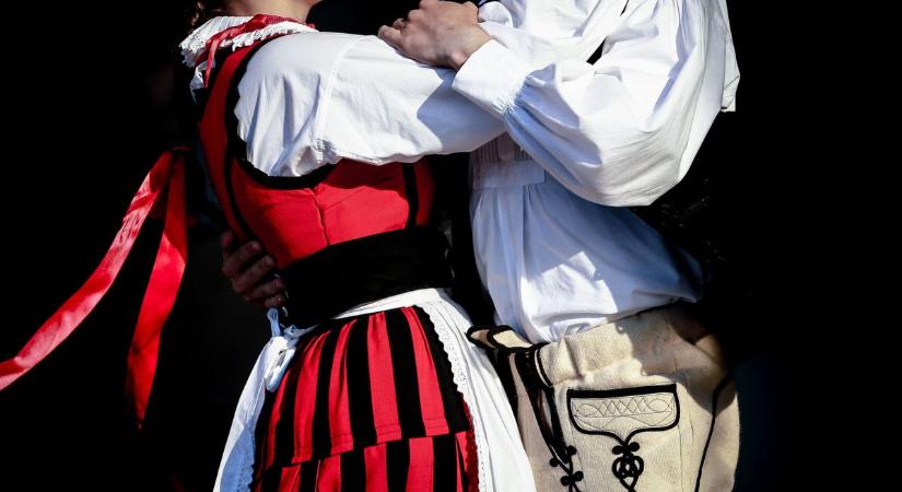 Magyar táncokat tanítanak Baján