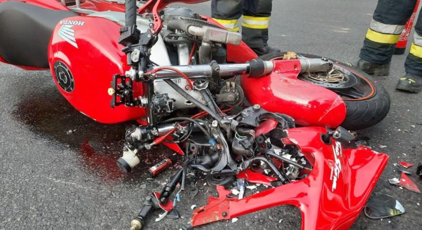 Borzalmas motoros baleset Nyírturánál: Imádkoznak Dani életéért