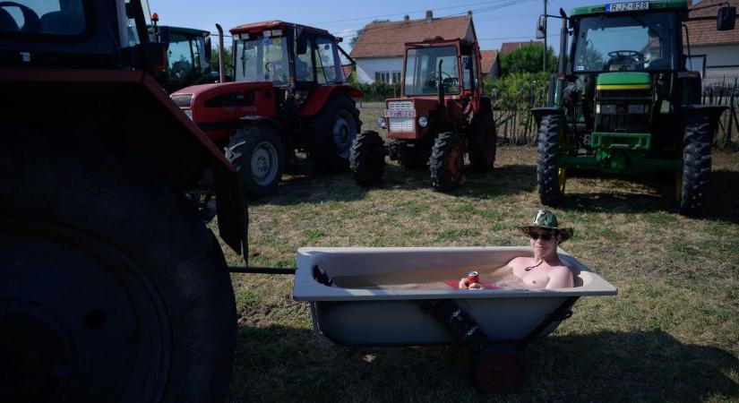 Fürdőkádastól akasztotta traktorja vonóhorgára a barátját – Galéria