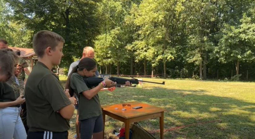 Légfegyverrel és íjjal tanították lőni a gyerekeket a polgári gyermek vadásznapon