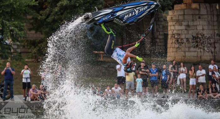 A jet-ski bajnokai kavarják fel a vizet a hétvégén