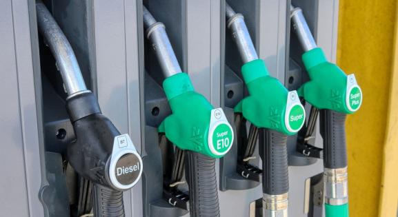 A forróságban az árak is olvadtak a benzinkutakon