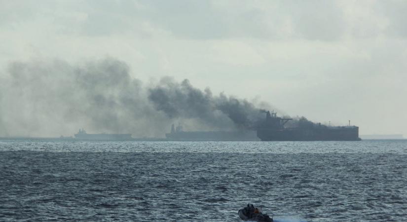 Kigyulladt két olajszállító hajó Szingapúr közelében