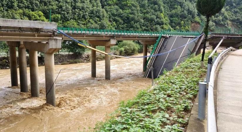 Összeomlott egy autópálya-híd Kína északnyugati részén