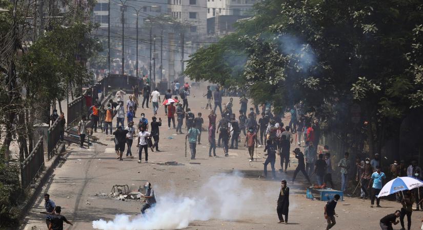 Bangladesben a tüntetők megostromoltak egy börtönt