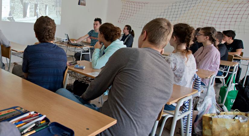 Magyarországon ősztől tiltólistás lesz az iskolákban a csúzli, az energiaital és a mobil