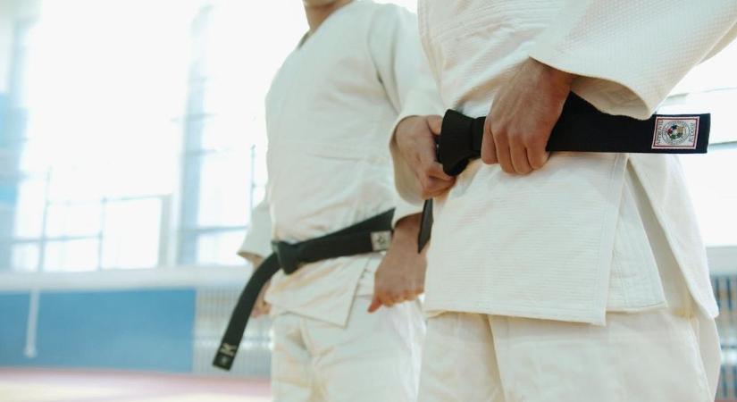 „Ez az ember sosem volt karatés” - A harcművész társadalom egyöntetűen elítéli a gyermekfelrúgó edzőt
