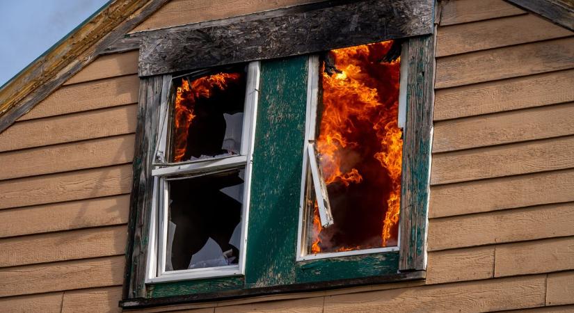 Tűz Rudabányán hajnalban: lángolt a tető is
