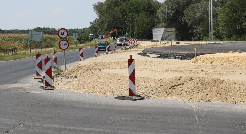 Körforgalom építés: szerdától augusztus végéig lezárják a Kalocsáról Foktő felé vezető utat