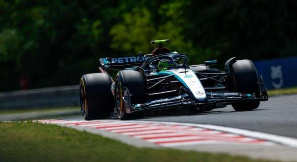 „Lewis végig szenvedett a mostani F1-es autókkal”