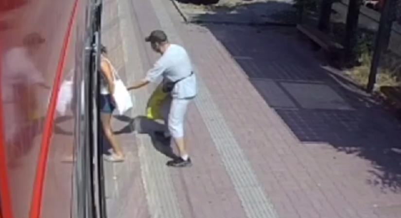 VIDEÓ: Felszállás közben megfogta a nő fenekét, majd elfutott