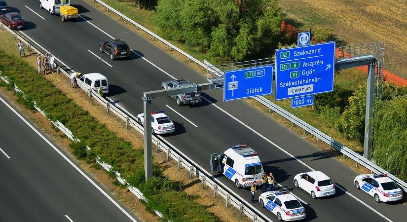 Sokkoló baleset az M7-esen: Négy autó ütközött, hatalmas a dugó a Balaton felé!