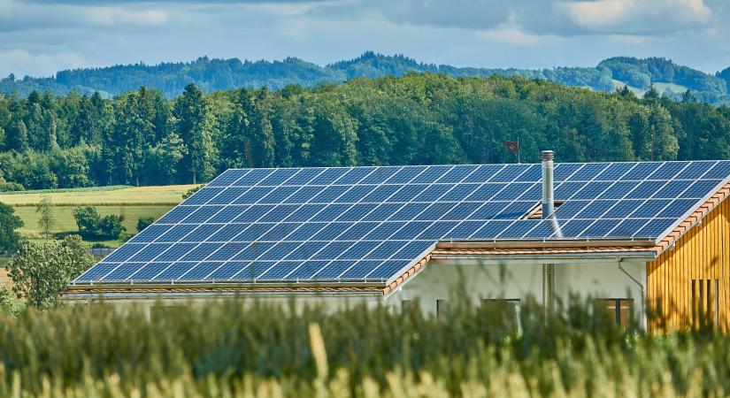 Energiaügyi Minisztérium: tizedével nőtt a napelemes beépített teljesítmény az idei első fél évben
