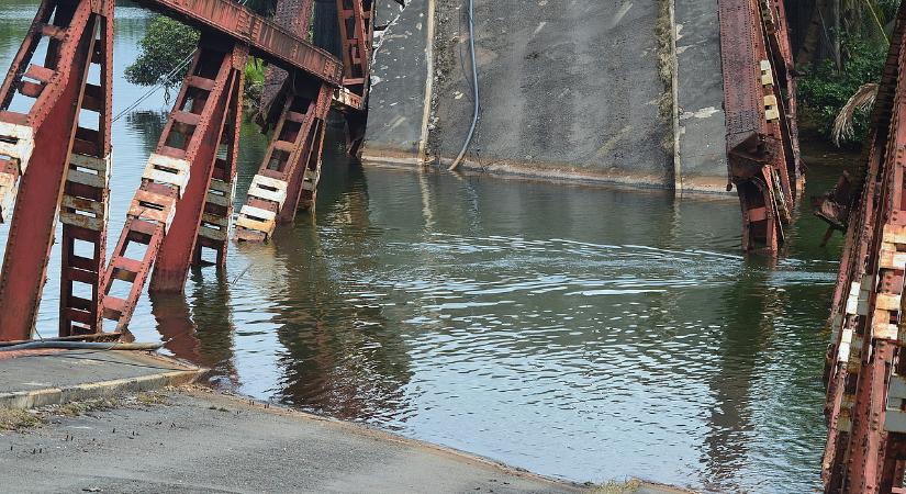 Legalább 11 ember meghalt egy kínai híd összeomlásakor