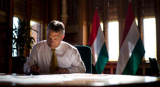 55 ezer frissdiplomás fiatalnak írt levelet Orbán Viktor