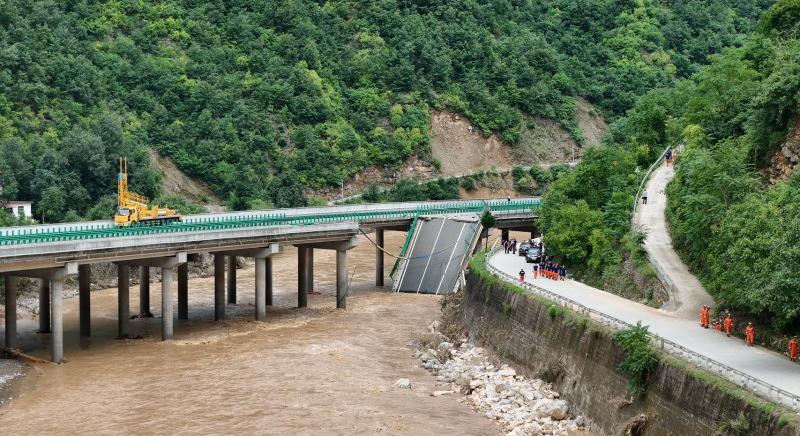 Villámárvíz okozott hídomlást, tizenegy ember vesztette életét