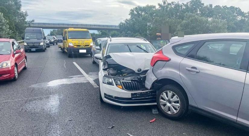 Négy autó karambolozott az M7-es autópályán, két kisgyermek is megsérült - fotó