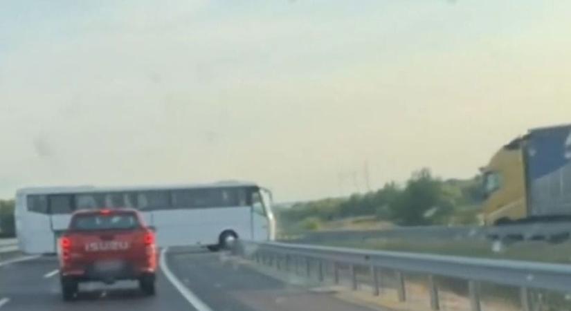 Megdöbbentő videó: szándékosan fordult szembe a forgalommal a busz az M30-ason