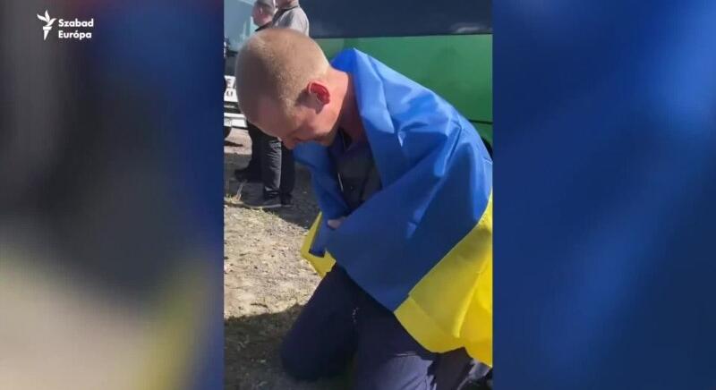 Ukrán zászlóba burkolózva, sírva borultak a földre a hadifogságból hazatért ukrán katonák