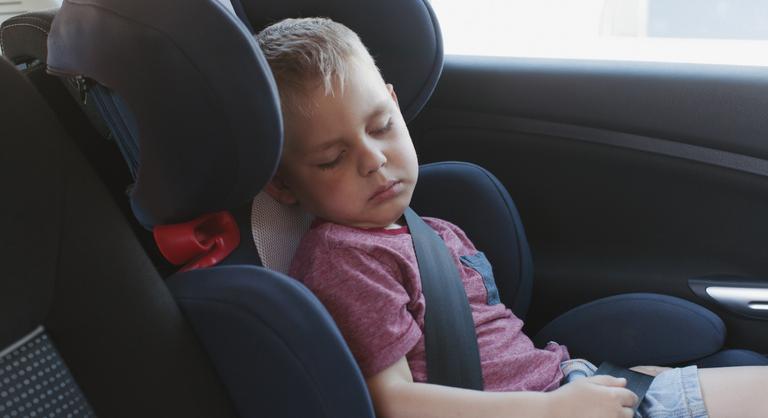 Mit tegyünk, ha a forró napon parkoló autóban magányos gyermeket látunk?