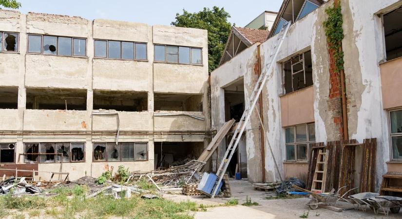 Magas minőségű lakásokat építenek a volt kötőipari épületben Gyulán