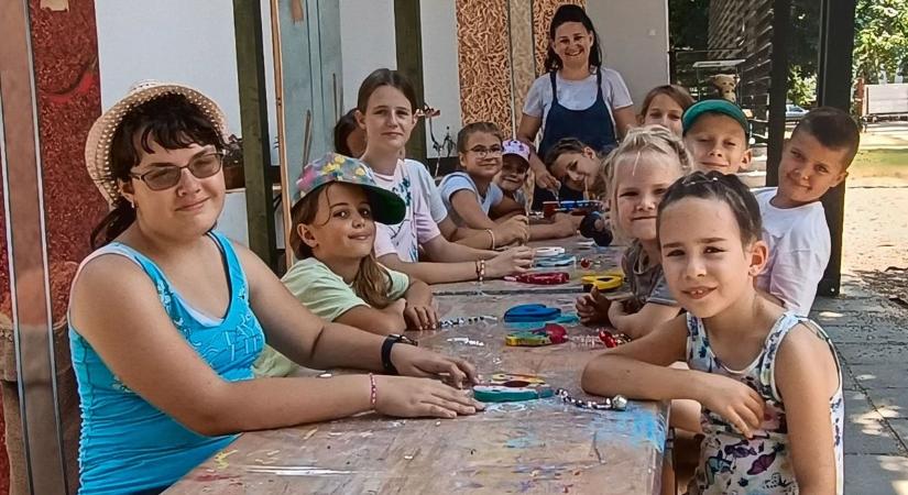Kibontakozhat a gyermekek kreativitása a bajai kézműves táborban – galériával