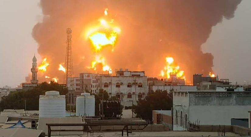 Hatalmas lángokkal ég a jemeni kikötő az izraeli támadás után  videó