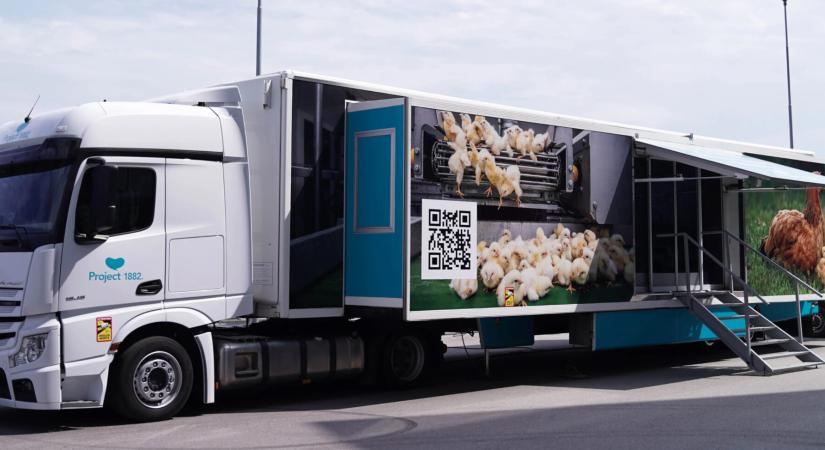 Különleges kamion parkol le Budapesten, virtuális kiállítással a fedélzetén