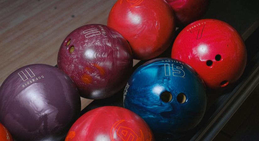Optikai illúzió: melyik bowlinggolyóval van egy kis probléma? Nem könnyű kiszúrni!