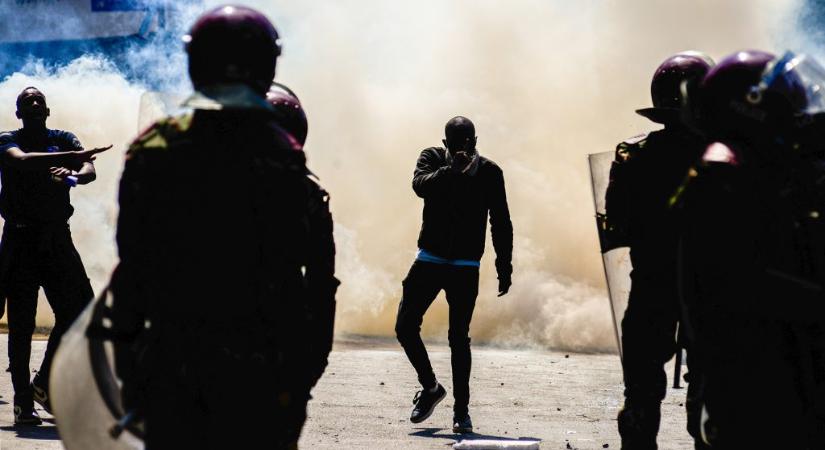 Z generációs tüntetések veszélyeztetik a hatalmat Afrika stabilnak hitt országában
