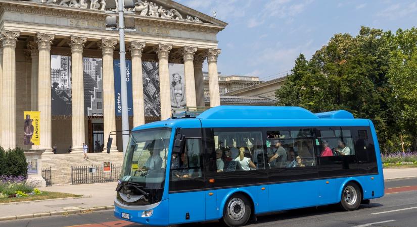 Bemutatták az új magyar elektromos midibuszt