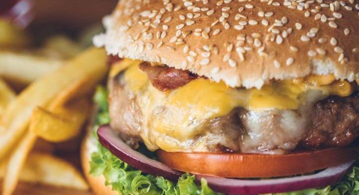 Szaftos házi sajtburger: grillezett húspogácsával még jobb