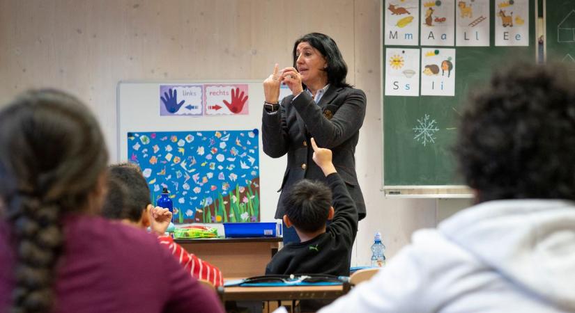 Menekülnek a bécsi iskolákból a tanárok a migránsok miatt  videó
