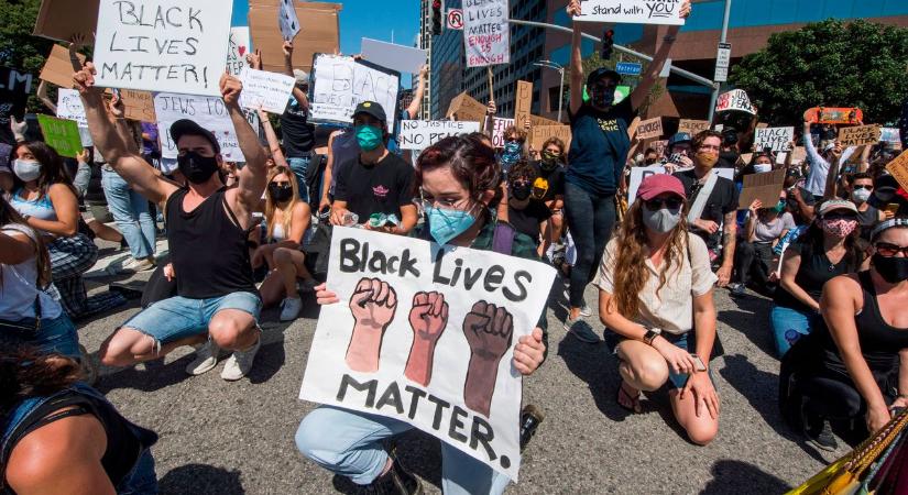 Egy Black Lives Matter-tüntetés részvevői közé hajtott egy nő New Yorkban