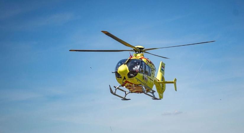 Felborult egy autó Kapoly közelében – mentőhelikopter a helyszínen