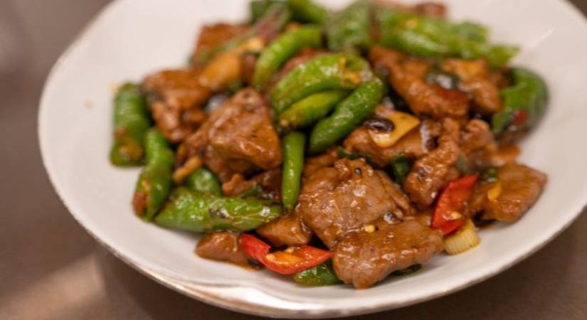 Zöldbabbal sült sertésragu ázsiai recept alapján: nem kell mellé külön köret sem