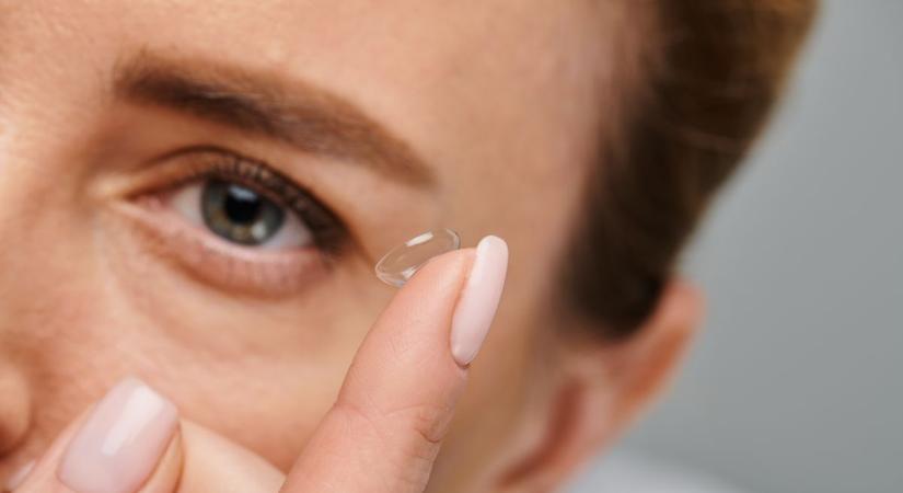 A kontaktlencse túlhordása fertőzést okoz - Nyáron többen fordulnak orvoshoz