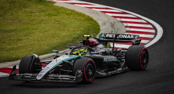 „Utálom, én nem így vezetek” – Hamilton elmondta, miért szenved a mostani F1-es autókkal