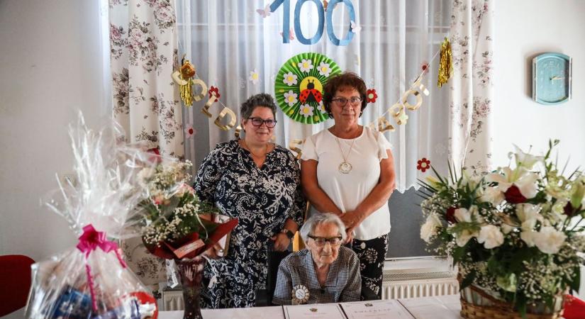 Mindenki elérzékenyült, amikor felcsendült a 100 éves tiszaderzsi Zsuzsika néni legkedvesebb nótája